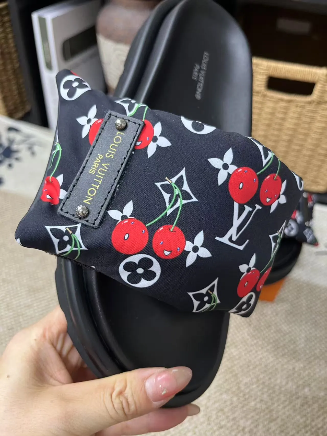 P340 yuan LV Louis Vuitton Full of high-end feel! A popular model among bloggers at home and abroad, it’s retro and fashionable, and looks stunning on your feet! Mainly recommended model on the official website★ ━━━━━ ЅᏇєєt ━━━━━ ▪️Upper: original calfskin ➕5D printing process ▪️Inner: imported mixed sheepskin ▪️Outsole: original molded foam outsole ▪️Size: Female 35-40 Men's 39-44 (women's 41 men's 45)